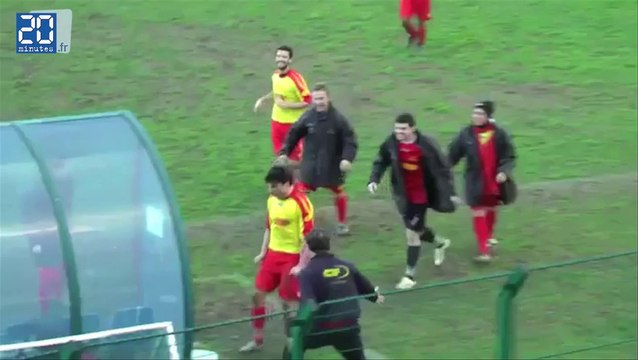 Il marque un but et le célèbre en mettant un coup de boule dans une vitre