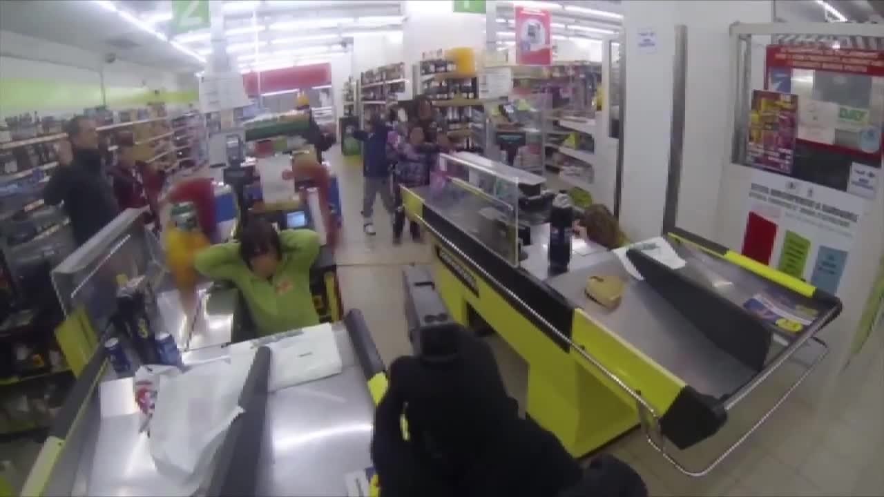 Des braqueurs filment leur braquage d'un supermarché