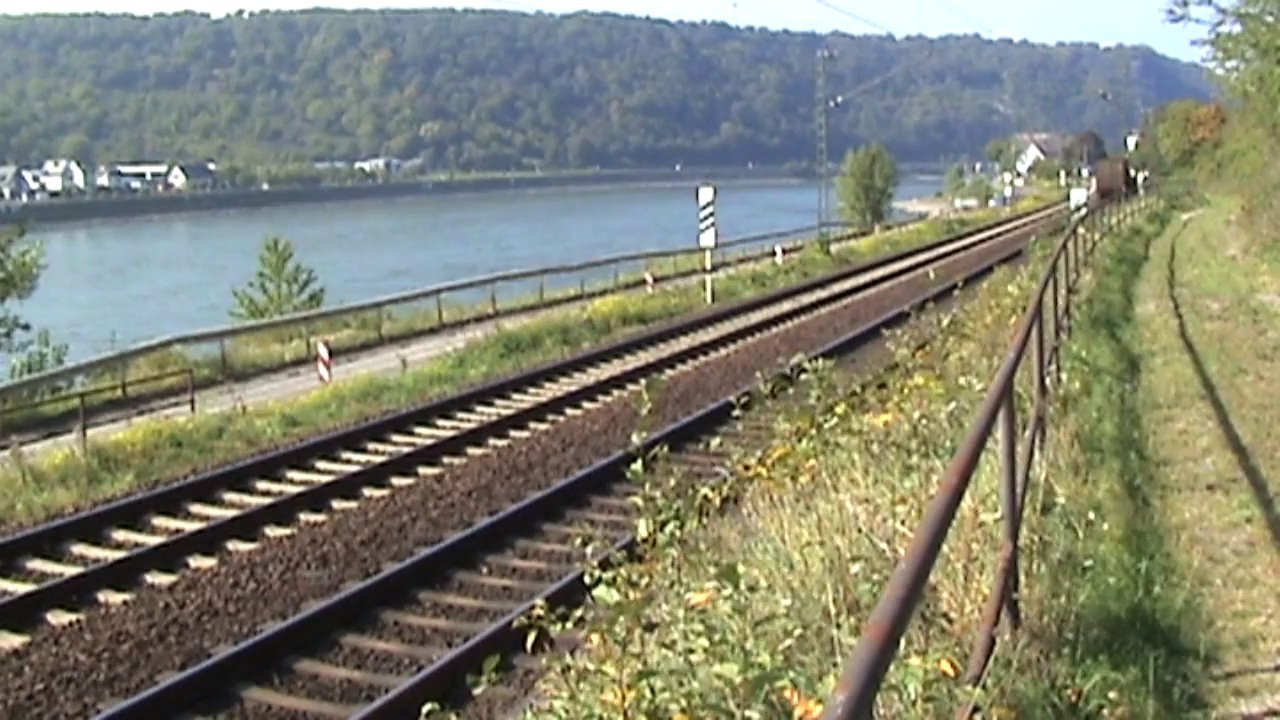 Züge und Rheinschiffe bei Kamp-Bornhofen, 140, 151, 2x 145, 2x 185, 3x 428, 427