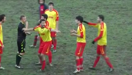 Rompe el banquillo celebrando un gol