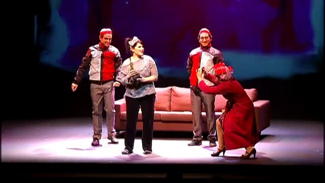 TV3 - Els matins - Petonejada Popular pel musical T'estimo, ets perfecte, ja et canviaré