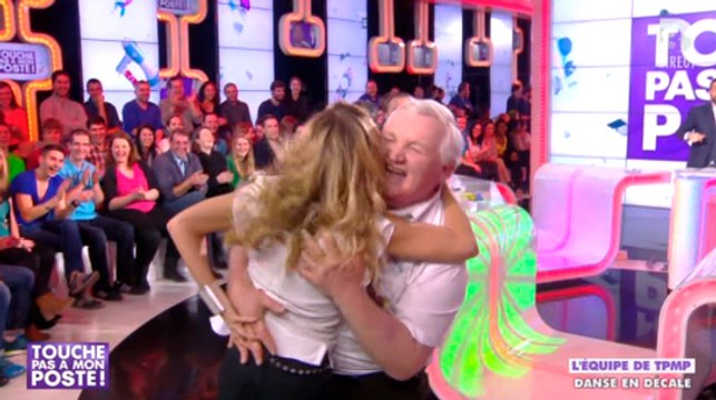 Thierry Olive met une main aux fesses d'Enora Malagré - ZAPPING PEOPLE DU 11/02/2014