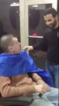 Il se masturbe chez le coiffeur ?