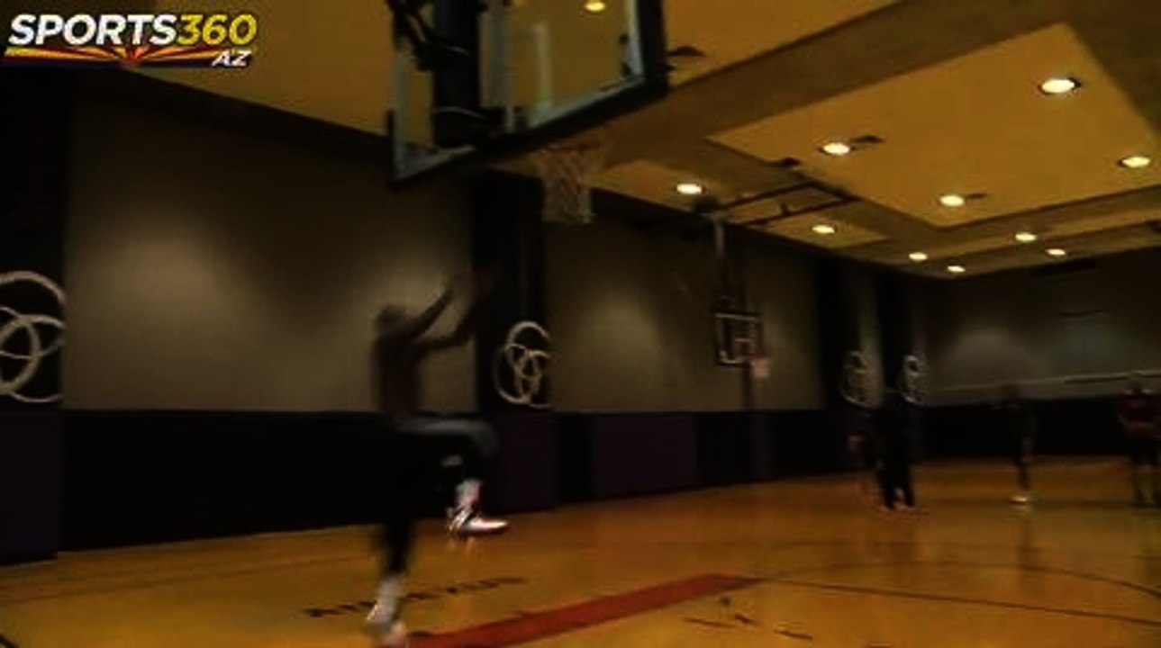 NBA: LeBron James torse nu tente des dunks monstrueux