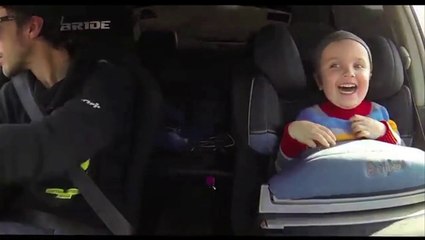 Un petit garçon qui aime les sensations fortes (instant cute)