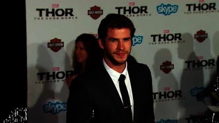 Liam Hemsworth y Nina Dobrev vistos besándose