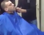 Il prend du bon temps sous la serviette du coiffeur