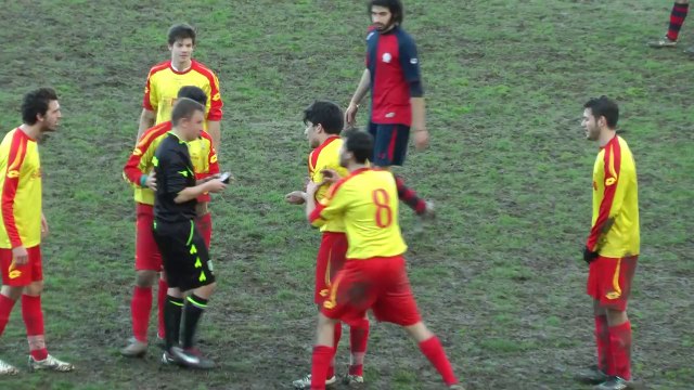 Il se prend un carton rouge pour avoir célébrer son but n'importe comment