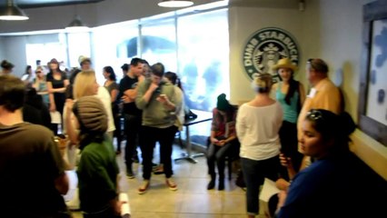 Starbucks de bobo faz sucesso em LA