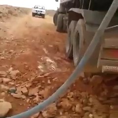 يصحكون على الناس بانها مياه صالح للشرب .. وهو جايبها من مستنقع