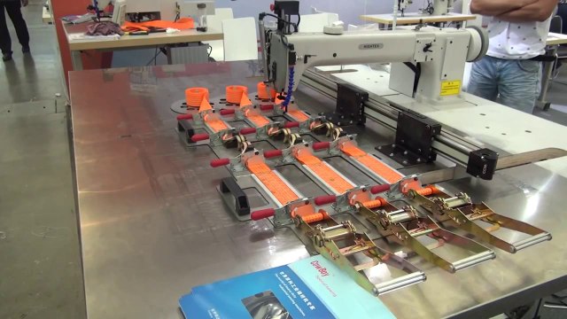 Automate de couture à contrôle électronique pour des matières très lourdes