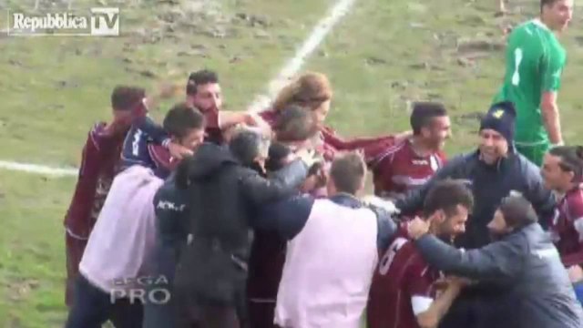 Football - En Italie, le mauvais état du terrain crée un but gag