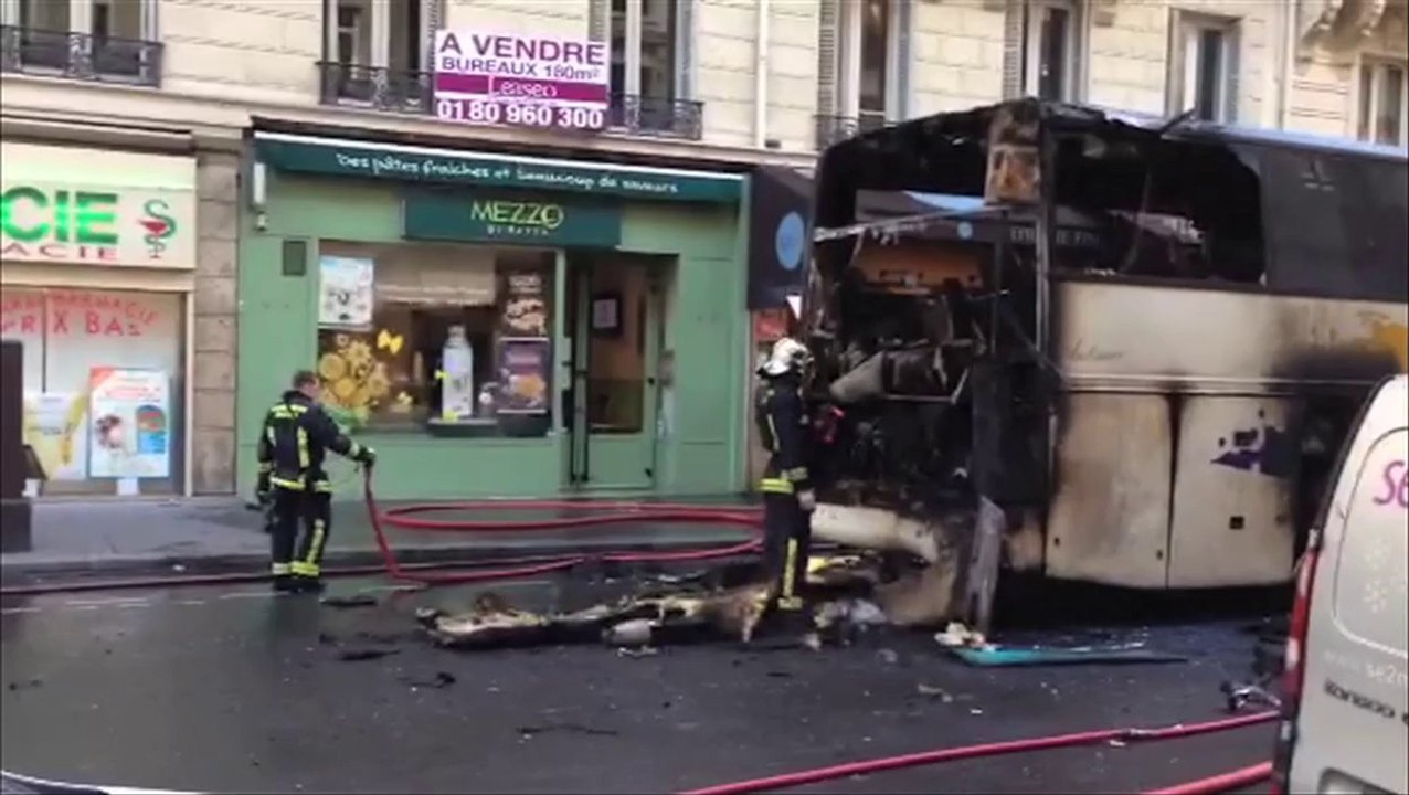 Un bus prend feu en plein centre de Paris