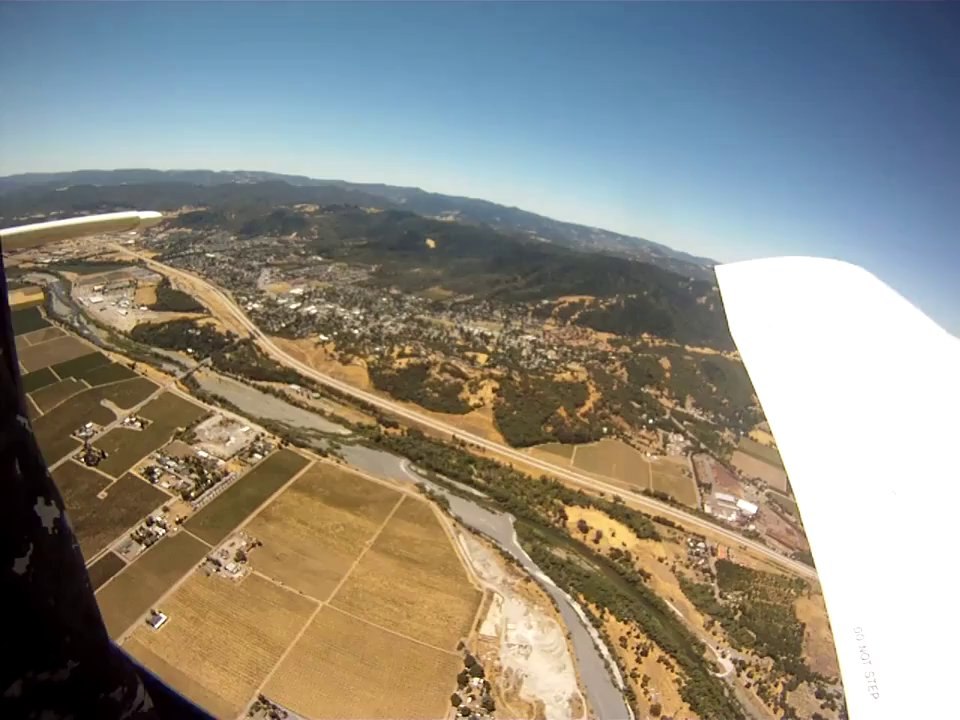 Il fait tomber sa GoPro de l'avion et la retrouve dans une porcherie... Belle histoire.