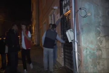 Eskişehir'de 3 katlı binanın bir bölümü çöktü