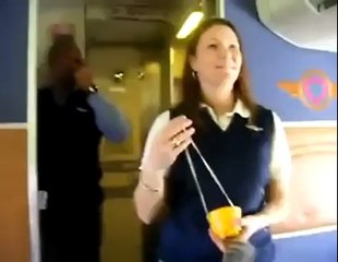 La prossima volta che prendo l'aereo voglio anche io questo steward
