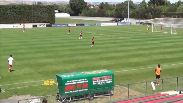 Football : Le but le plus rapide du monde : 3,8 secondes de jeu - tire du milieu de terrain.