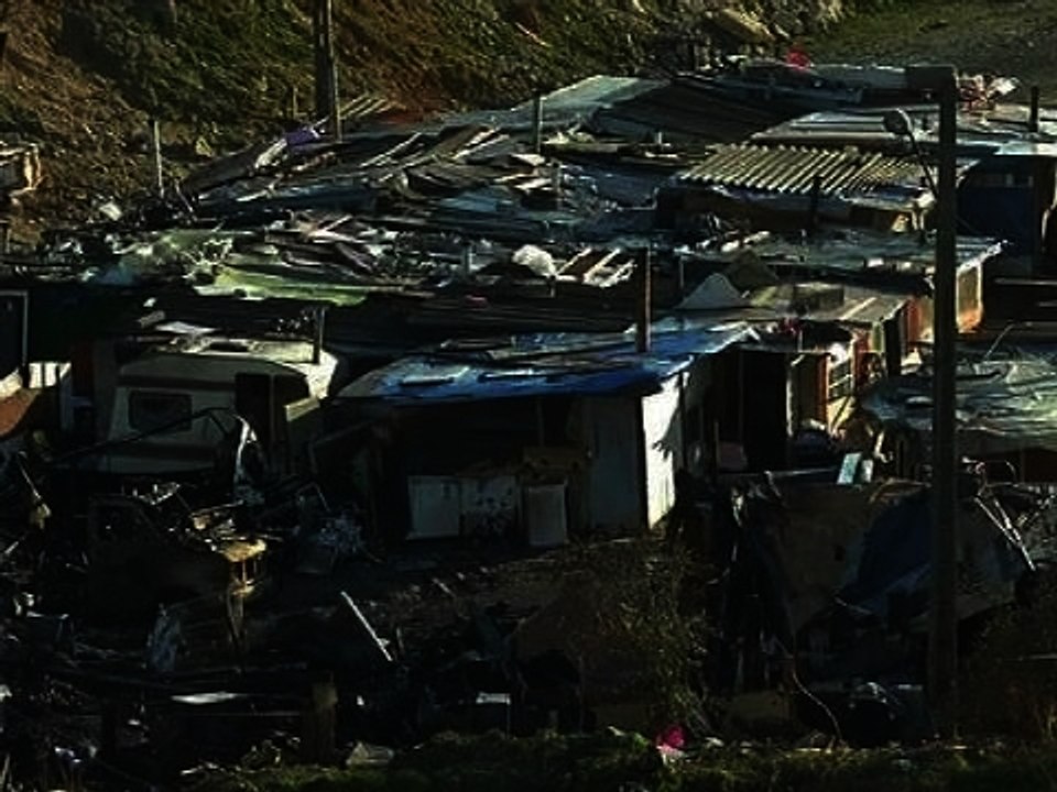 Bobigny: 500 mètres carrés d'un campement roms ravagés par les flammes - 12/02