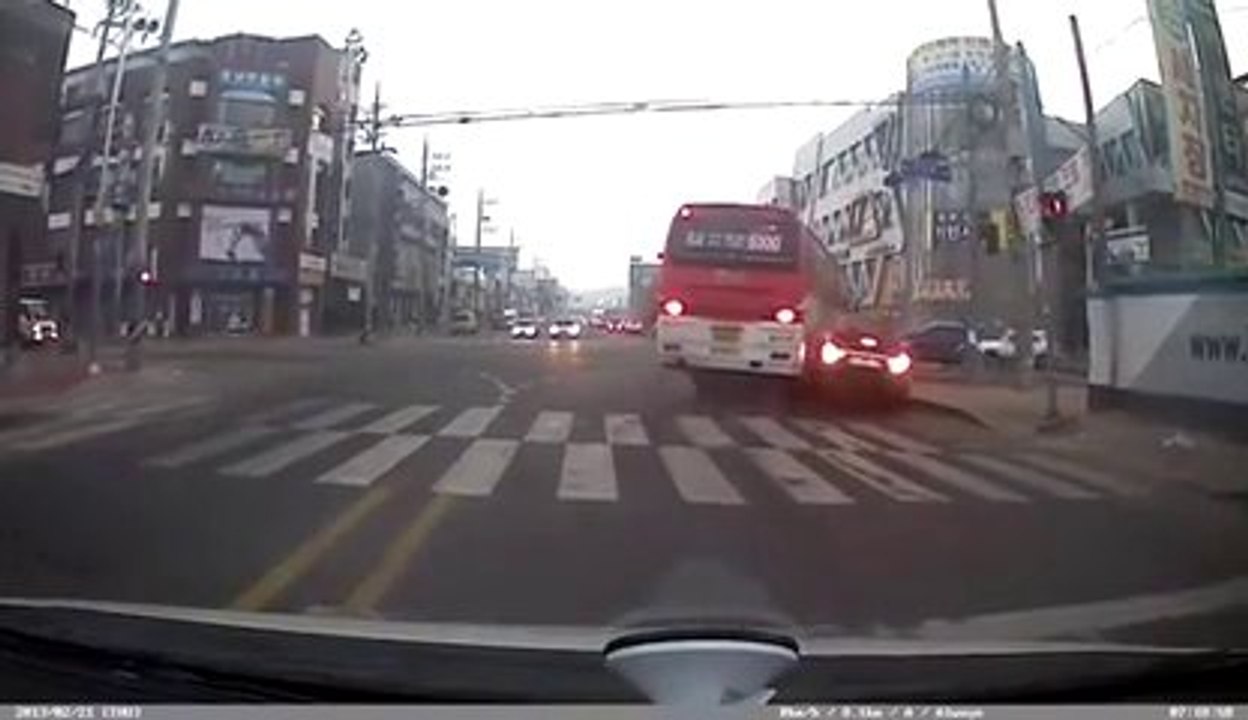 Crazy Asian Drivers : Car crash compilation