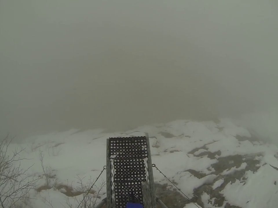 Du BASE Jump en conditions EXTREMES : perdu dans le brouillard