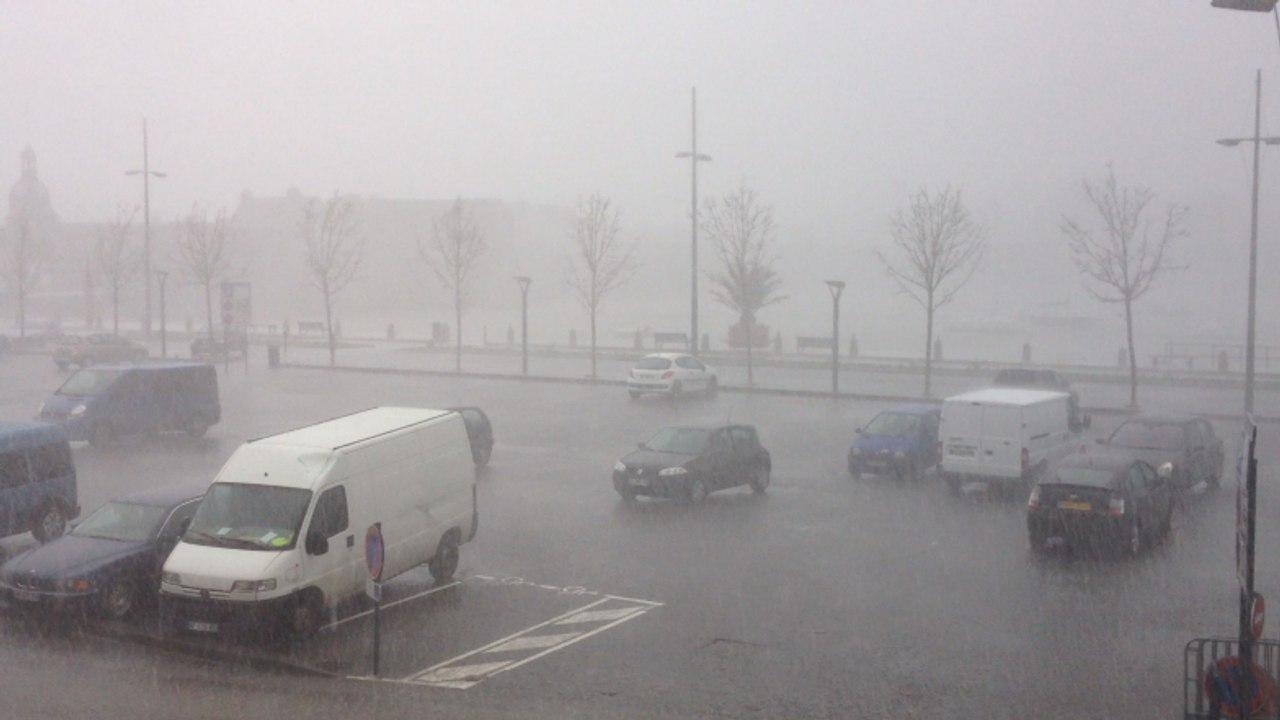 Un déluge de pluie sur la ville