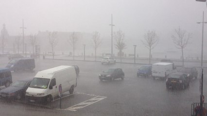 Un déluge de pluie sur la ville