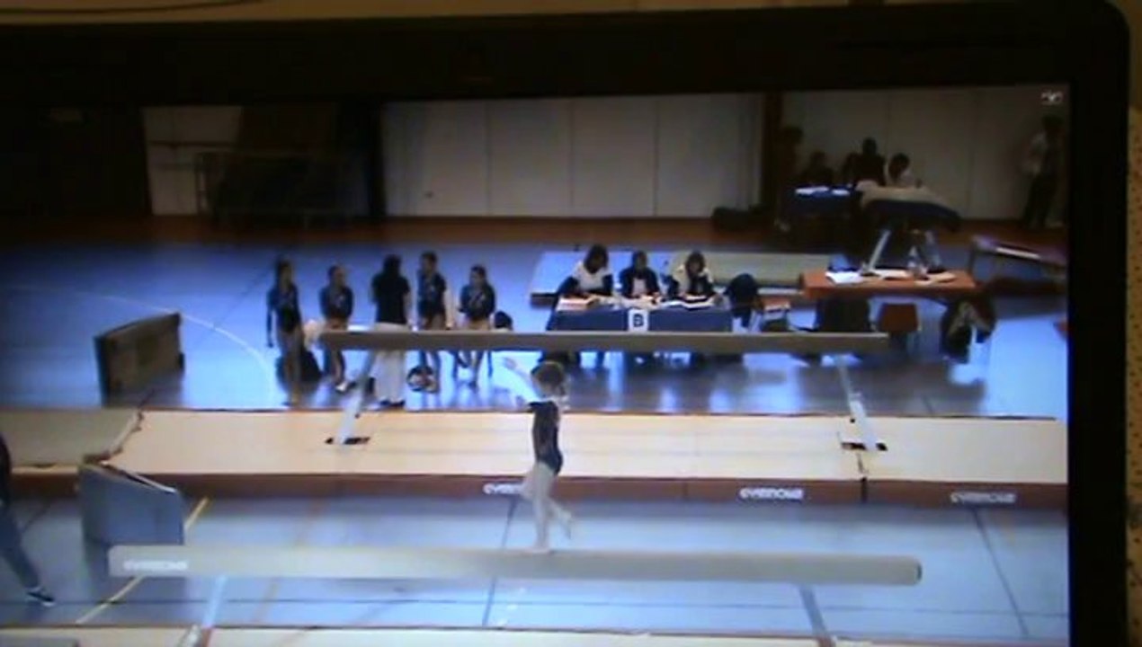 chloé 8 ans 1ère compétition gym poutre