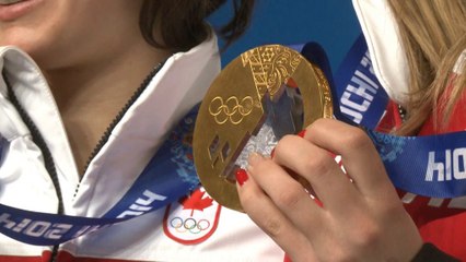 Sotchi 2014 - Kim Lamarre savoure sa médaille
