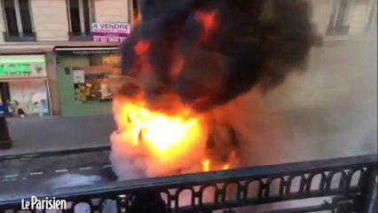 Un bus brûle en plein Paris