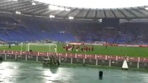 Roma - Parma il tuffo dei giocatori sotto la SUD(ipad)A