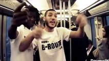Un rappeur lâche un freestyle de fou dans le métro