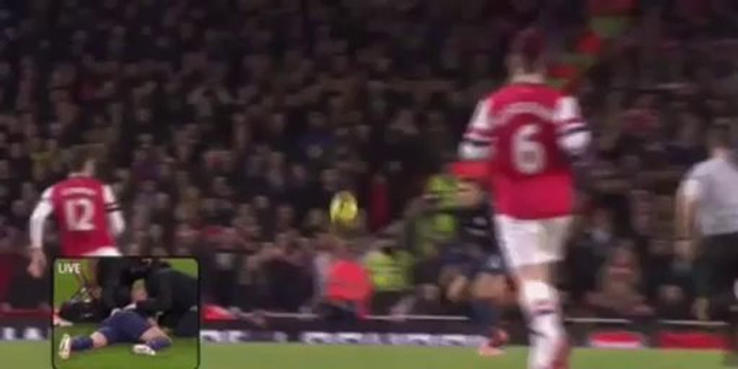 Rafael falls on his head after a challenge with Olivier Giroud