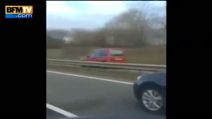Un conducteur filme une voiture qui le rattrape sur l'autoroute sur la voie opposée