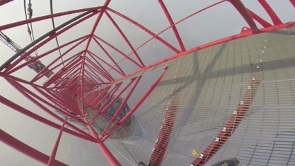 Vitaliy Raskalov et Vadim Makhorov escaladent la Shanghai Tower (650 mètres)