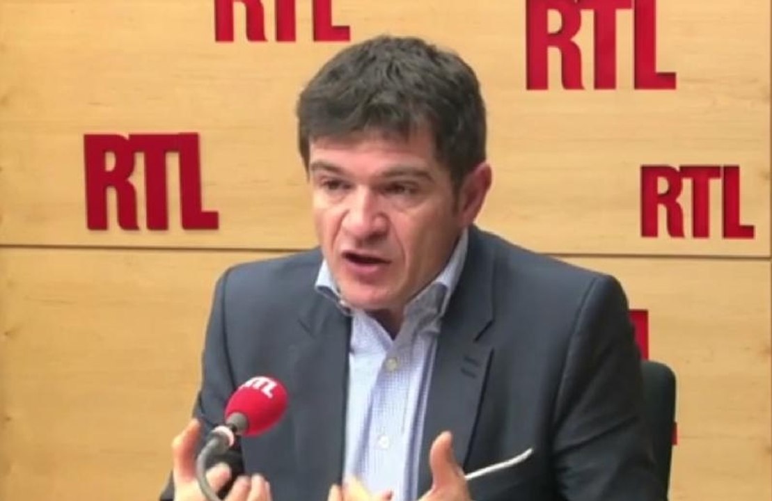 Nicolas Sarkozy «fan des cartes postales» selon Apparu