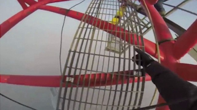 Vertige à la russe : ils escaladent une tour de 650 mètres sans filet