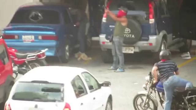 20 voitures saccagées au Vénézuela