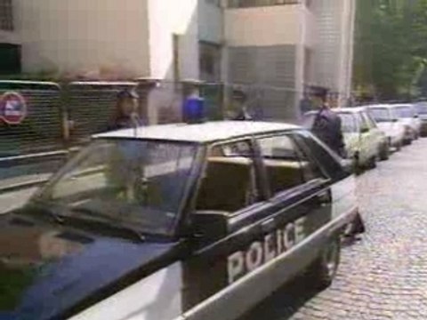 Les Inconnus - Les Flics