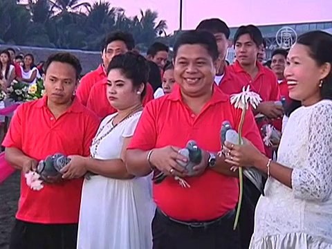 Филиппины: 180 пар одновременно поженились за счет властей