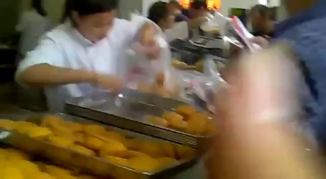 Flinke chinesische Verkäuferinnen