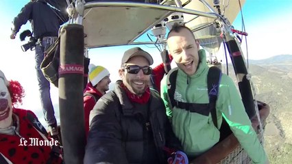 En équilibre sur une corde raide entre deux ballons