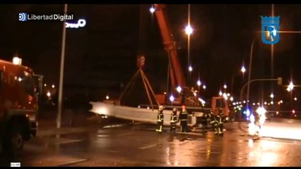 El viento derriba un obelisco en Madrid