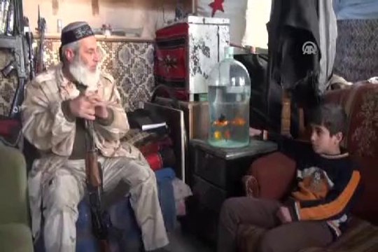 Balık besleyerek sivil hayattan kopmamaya çalışıyor.