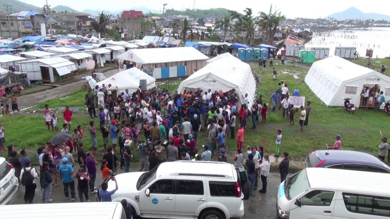 David Beckham bei Taifun-Opfern auf den Philippinen