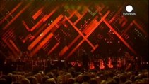 George Michael lanza el vídeo de Let Her Down Easy, primer single del nuevo álbum Symphonica