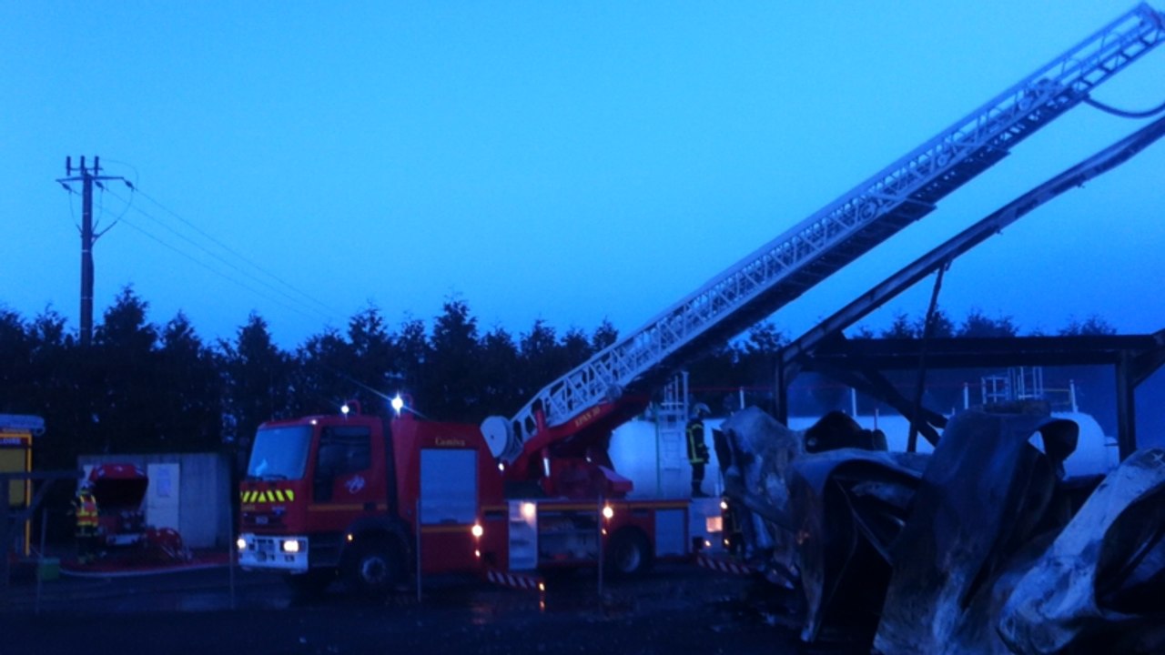 Le feu ravage un bâtiment
