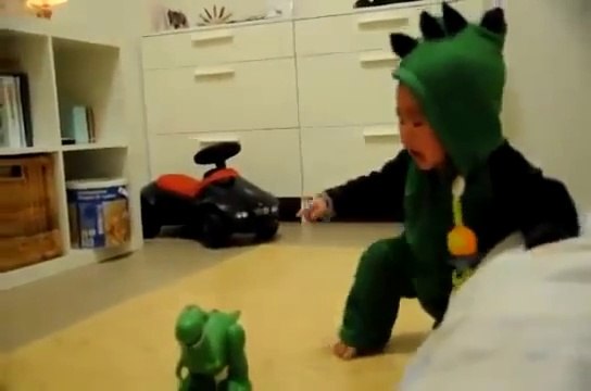 Bebé trop mignon à peur des dinosaures!