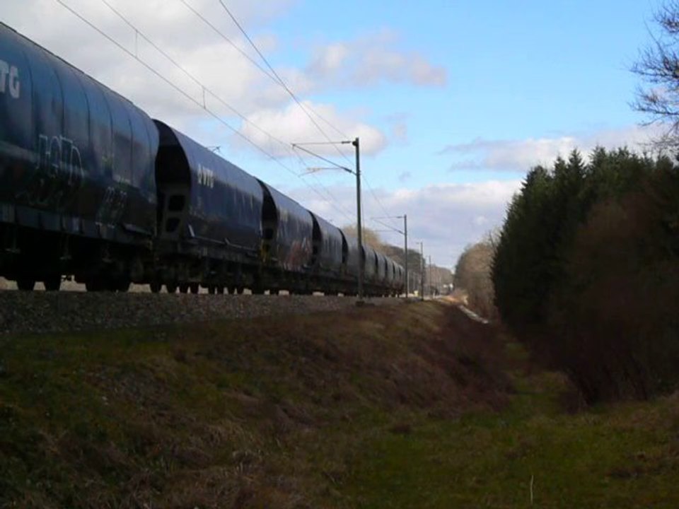 Fret à Chemaudin avec la E 4002 Europorte et un convoi complet de VTG.