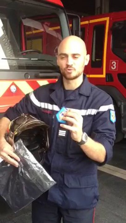 Remise du casque de Pompier ainsi qu’un polo et le bel écusson