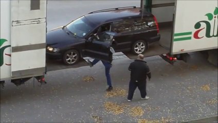 Charger une voiture dans une remorque - Ingénieux!